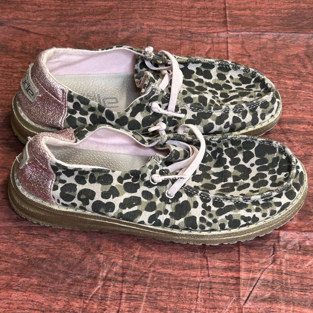 Hey Dude Wendy Youth Sz Y2-L3 Leo Nut Leopard Print Comfort Slip On Shoe